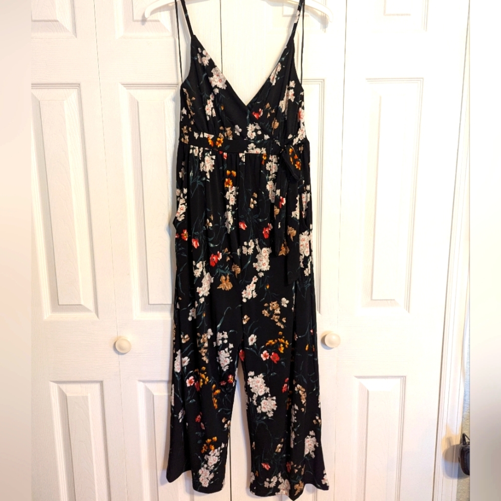 NWOT Gilli  Sleeveless Jumpsuit in Black- Floral Stretchy W/ Pockets M